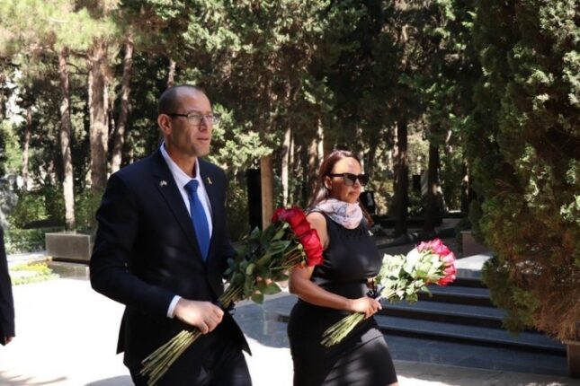 İsrail səfiri Fəxri və Şəhidlər xiyabanlarını ziyarət edib