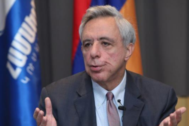 Oskanyan: “Paşinyan sənədələrə hədə-qorxu altında imza atıb”