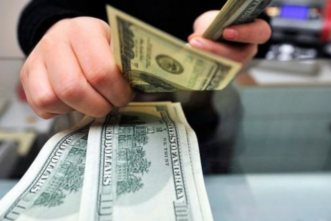 Dollar almaq istəyənlərin NƏZƏRİNƏ