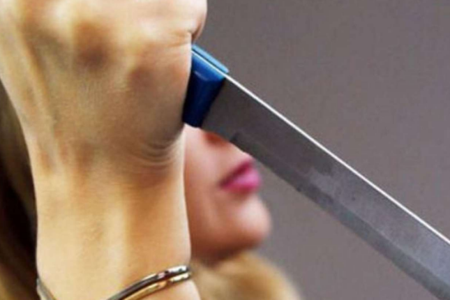 Özündən 19 yaş böyük ərini bıçaqladı