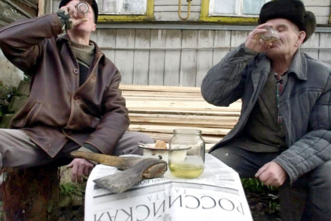 Ruslar spirtli içki qarşısında BELƏ ACİZ QALDI