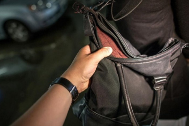 “28 Mall”da qadının çantası oğurlandı: İki aylıq həbs edildi