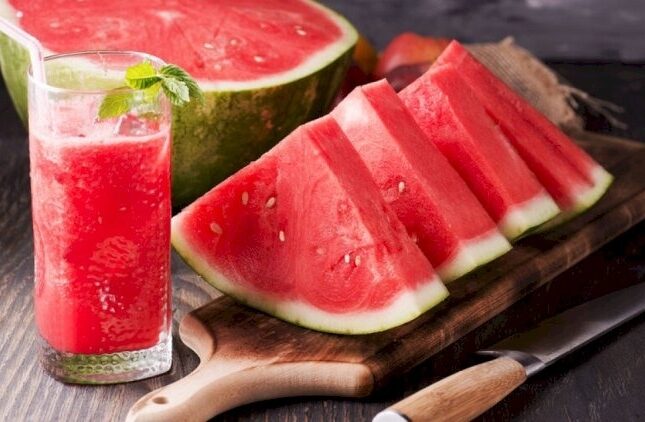 Kimlər qarpız yeməməlidir – Həkim açıqladı