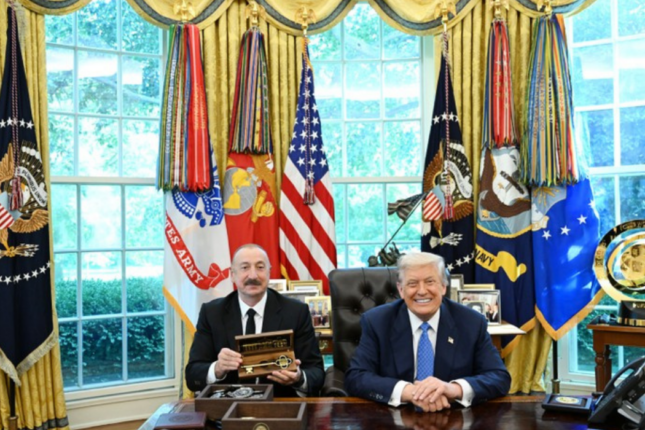 Donald Tramp Ağ Evin rəmzi açarını Prezident İlham Əliyevə təqdim edib
