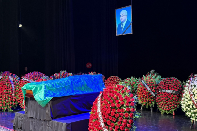 Elçinlə vida mərasimi – Prezident və xanımı əklil göndərdilər