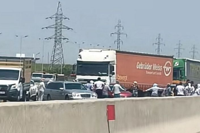 Yolu bağlayanlar “Salyan Aqro Park”ın işçiləri imiş- Maaş verilmir – FOTO