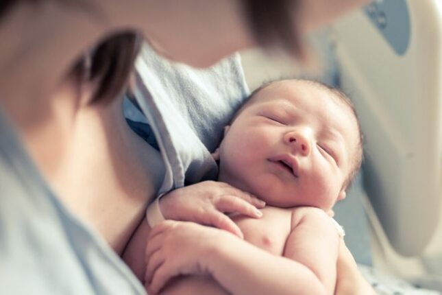 Metroda doğulan körpənin vəziyyəti qənaətbəxş olmadığına süni tənəffüs aparatına qoşulub