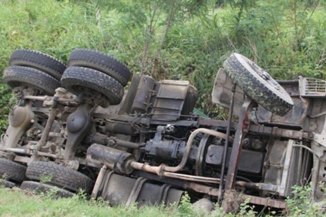 Kəlbəcərdə yük avtomobili dərəyə aşıb, ölən var