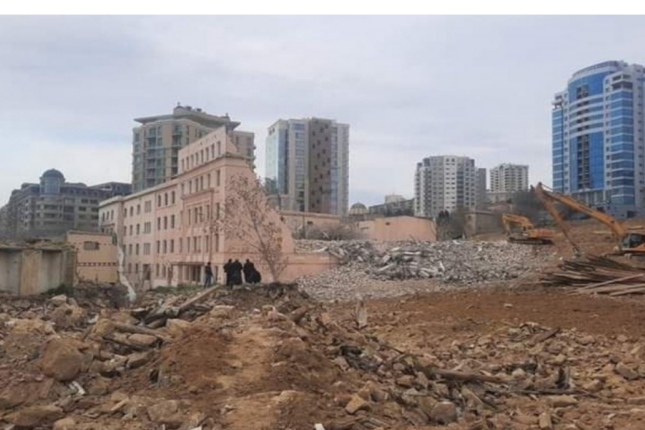 “Sovetski”də qəzalı binaların söküntüsünə başlanıldı