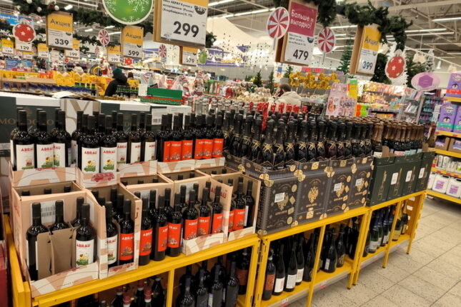 Polşada kütləvi əyyaşlıq – gündə 3 milyon şüşə içki satılır