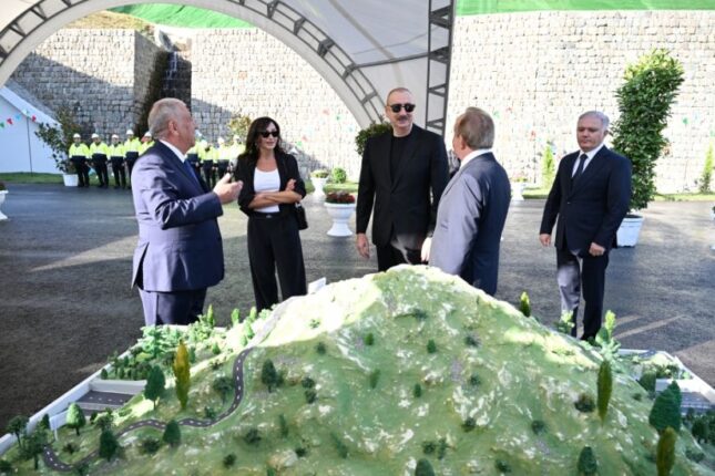 İlham Əliyev və xanımı avtomobil yolunda görülən işlərlə tanış olublar – YENİLƏNDİ