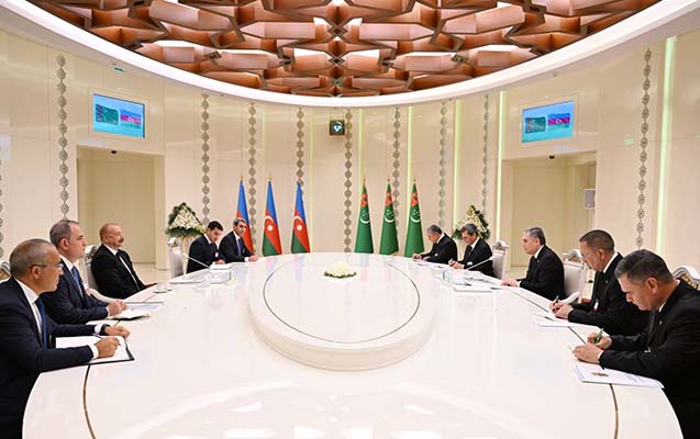 Əliyevin Berdiməhəmmədovla geniş tərkibdə görüşü oldu – Fotolar