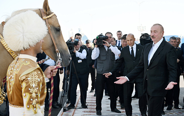 Pasportun üzərində şəkli də var – Prezidentə verilən nadir hədiyyə