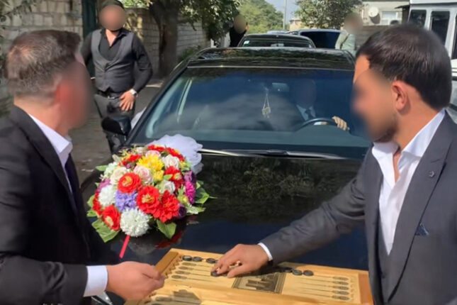 Gəlin maşınının qarşısını kəsib nərd oynadılar – Bəyin 4 dostu həbs edildi