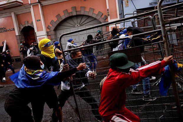 Bu ölkə qarışdı: Etirazçılar prezidentin kortejinə hücum etdilər