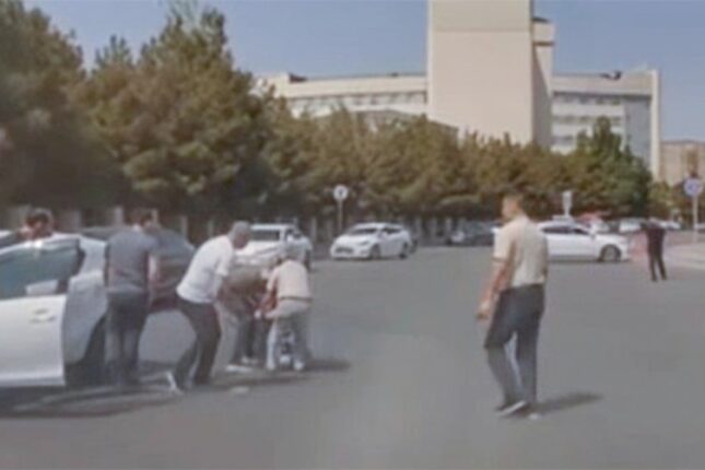 Maşınla vurulan qadın yolun ortasında qaldı, sürücünü döydü – VİDEO