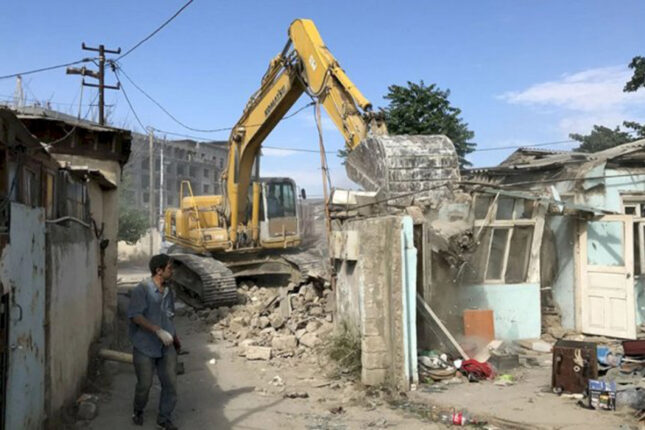 Dərnəgül bazarının arxasındakı evlər sökülür