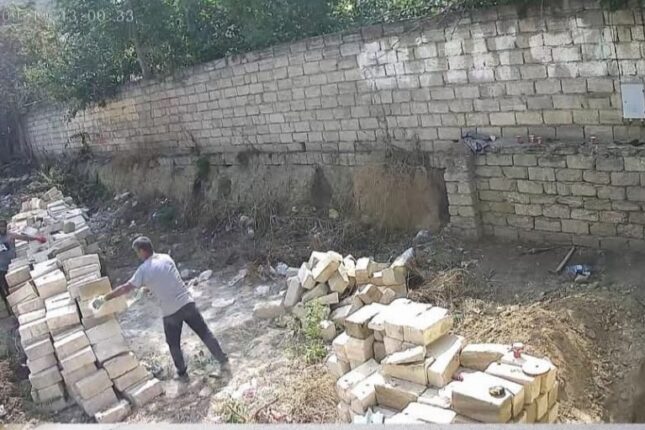 Suraxanıda rabitə xətlərinin üzərindəki qanunsuz tikiliyə kim icazə verib? – FOTO