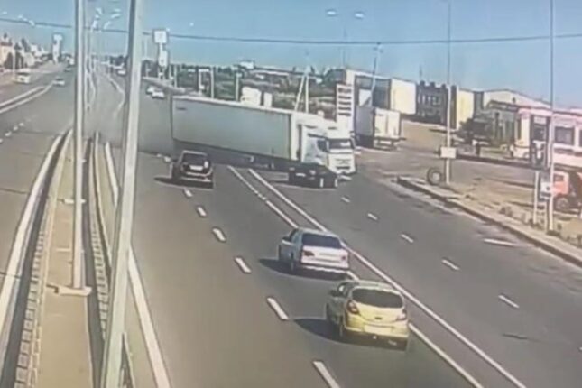 TIR magistralda əks yola çıxıb obyektə girdi – ANBAAN VİDEO