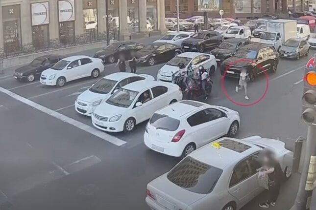 Yolu qaçaraq keçən qadını maşın vurdu – Video