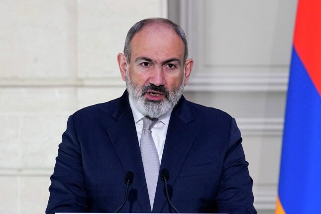 Jurnalist Paşinyanı “toyuq” adlandırdı