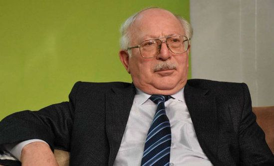 Təvəkkül Səlimov: “Onlar efirə oxumağa yox, bədən əzalarını göstərməyə çıxırlar”