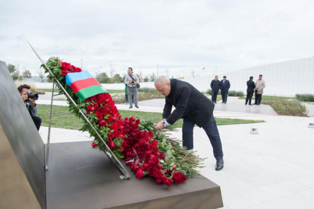 Anım Günü ilə əlaqədar ADSEA-nın kollektivi Zəfər parkında olub