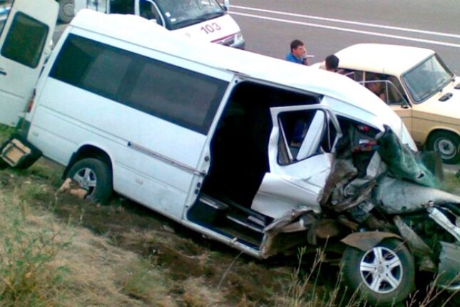 Müəllimləri daşıyan mikroavtobus aşdı – 10-dan çox yaralı var