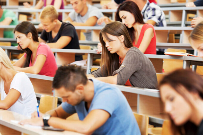 Prezidentin fərmanı qüvvəyə mindi: Tələbə təqaüdü 350 manat oldu