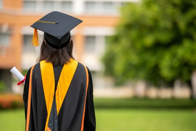 Təhsil eksperti nüfuzlu universitetləri “yıxıb sürüdü”