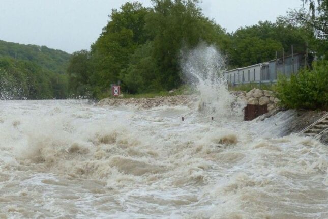 Lazanı sel basdı, körpü uçdu – VİDEO
