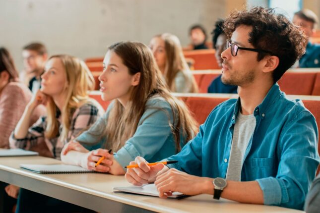 Beyin axını: Yüksək bal toplayan tələbələr niyə ölkədə qalmır?