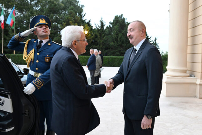 İlham Əliyev həmkarını qarşıladı – Fotolar