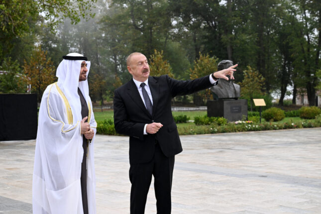 Prezidentlər Şuşada tanınmış şəxsiyyətlərin güllələnmiş heykəllərinə baxdı-FOTO
