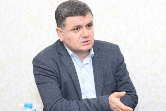 Məktəblərin dərs saatı dəyişir? — Ekspertdən SƏRT TƏNQİD — “Bir uşağın arxasınca iki maşın gedir”