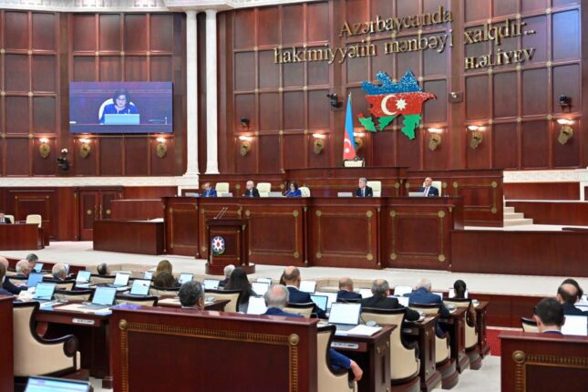 Deputatlar tətildən QAYITDILAR