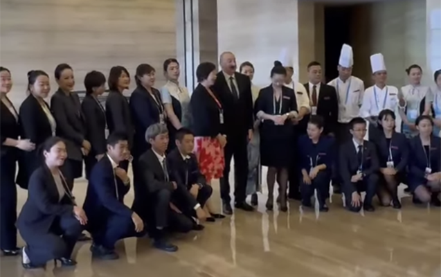 Prezidentin Çində qaldığı hotelin heyəti ilə səmimi görüşü – GÖRÜNTÜLƏR