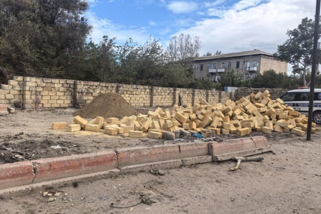 Sumqayıtda, poçt ərazisində qanunsuz şirniyyat sexi, ev tikmək istəyirlər — FOTO/VİDEO