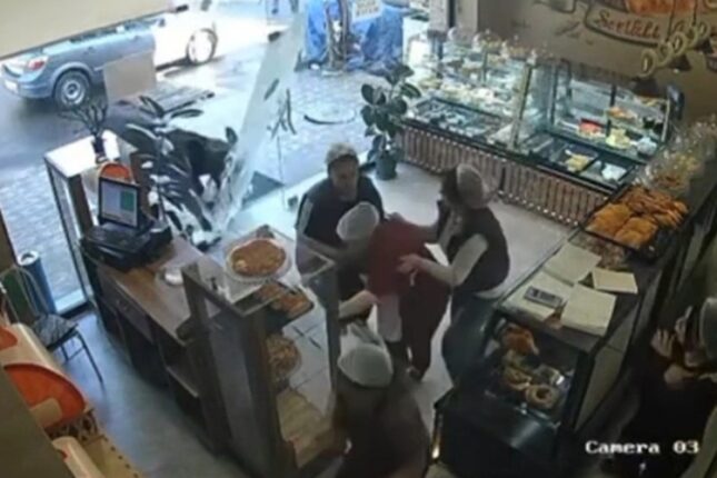 Gəncədə DƏHŞƏT: İnək şirniyyat mağazasına HÜCUM ETDİ – Yaralı var – VİDEO