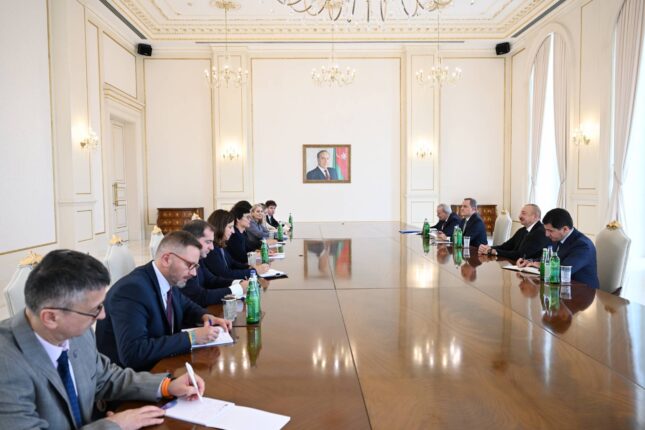 İlham Əliyev Avropa İttifaqının Genişlənmə üzrə komissarını qəbul edib – Fotolar