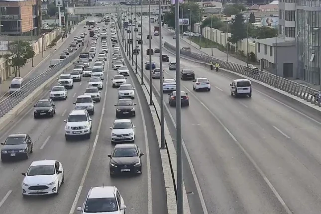 Bakının bir sıra yollarında nəqliyyatın sıxlığı müşahidə olunur – SİYAHI
