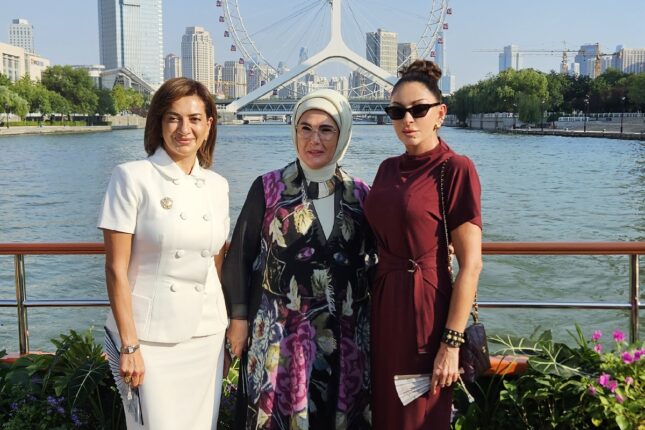 Mehriban Əliyeva liderlərin xanımları ilə gəmi gəzintisində – Fotolar