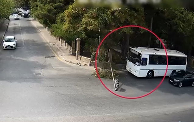Avtobusu elə sürdü ki, işıqforu kökündən çıxardı – Video