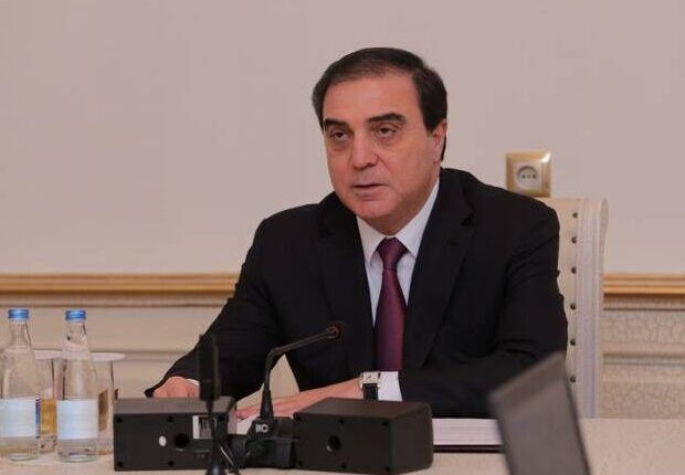 İcra başçısı brend geyimi ilə DİQQƏT ÇƏKDİ