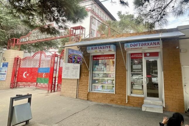 Memardan türkcə reklam lövhələrinə etiraz – Foto