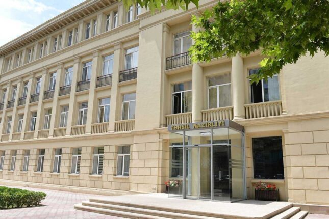 Dosent Elm və Təhsil Nazirliyini ATƏT-in Minsk qrupuna bənzətdi