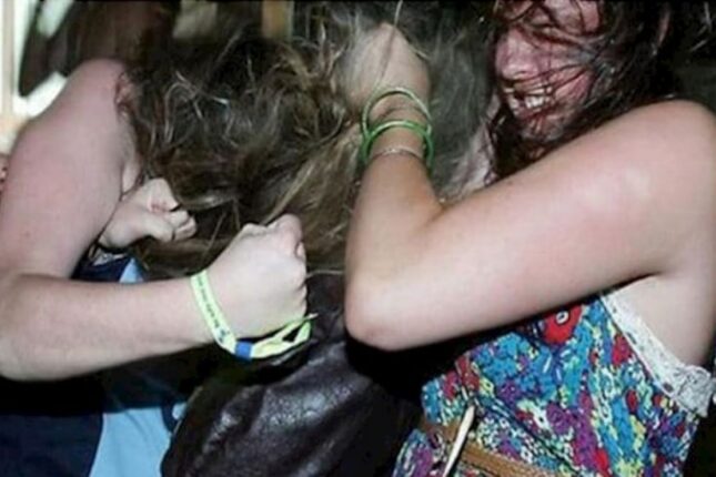 Kafedə müğənni ilə ofisiantın əlbəyaxa davası