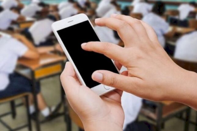 Bütün məktəblərdə telefon qadağan ediləcək – RƏSMİ