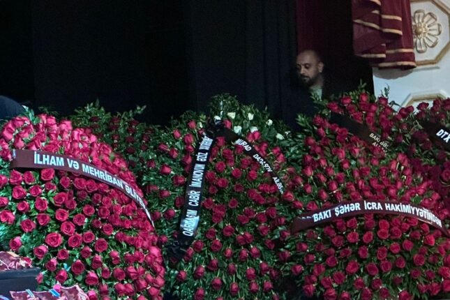 Prezidentlə xanımı vida mərasiminə əklil göndərdi