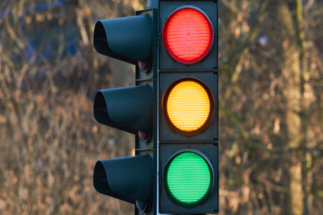 İşıqforun qırmızı işığına niyə məhəl qoymuruq? – Polis, kamera yoxdur, heç kim görməz…